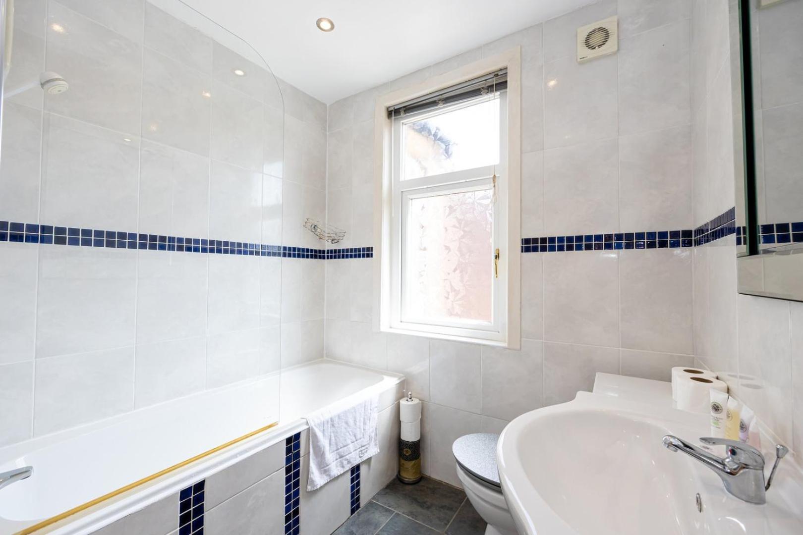 Guestready - Enchanting Life In Gorse Hill Manchester Exterior photo